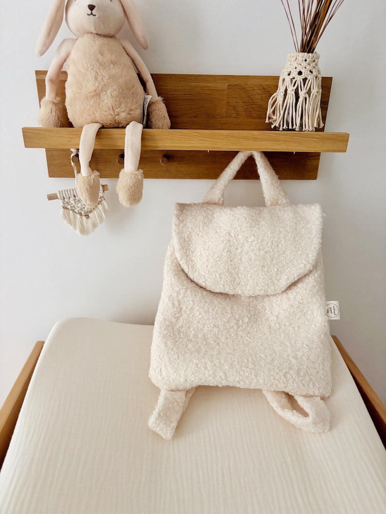 Customizable cotton gauze baby backpack with embroidery, perfect for nursery. Bouclette écrue
