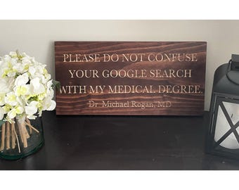 Letrero de médico personalizado: decoración de consultorio médico grabada en madera de pino