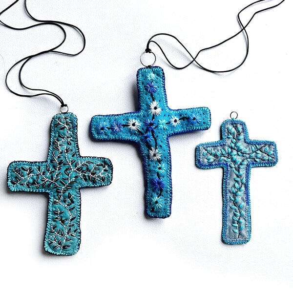 Croix brodées turquoise à motifs végétaux, à afficher au mur, déco croix