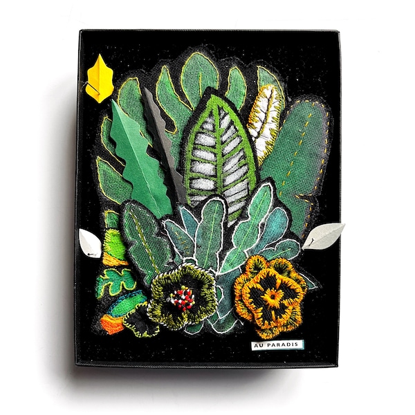 Tableau brodé tropical, jungle brodée, placé dans boîte vitrine noire, œuvre textile