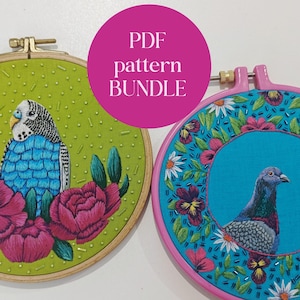 Peut inclure: Deux broderies sur cerceaux. L'une représente une perruche bleue avec des fleurs roses sur fond vert. L'autre présente un pigeon entouré de fleurs sur fond bleu. Le texte "PDF pattern BUNDLE" est sur un cercle rose.