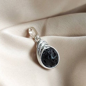 Lavastenhänge, Trådlindat hänge med sterlingsilverfäste, Berlock med diffusor av eteriska oljor, Berlock med fiskbenssten, Yogafehänge