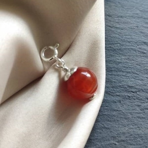 Roter Sardonyx Sterlingsilbercharme, handgemachter kleiner Perlenanhänger, Gestreifter Steinclip auf Kugelcharme, zierliche Fügen Sie einen Charmeschmuckfrauengeschenk hinzu