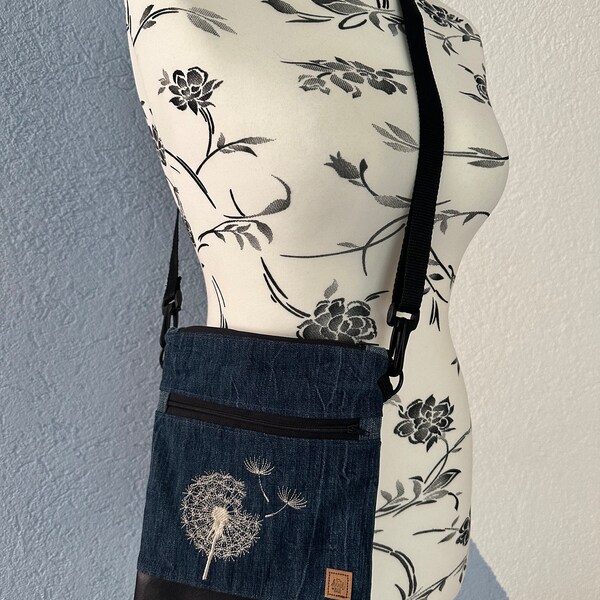 Kleine Umhängetasche "Pusteblume"  Damentasche, Gassigehtasche Jeans Upcycling Patchwork