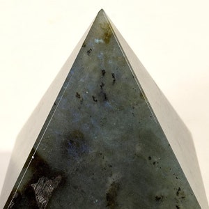 Blue Flash Labradorite Feldspar Carved Pyramid Polished 61mm 230g Natural Sparkling Collectible Gemstone Crystal Mineral Décor Specimen