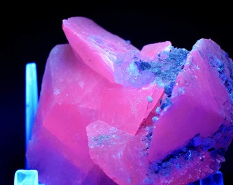 White Calcite Blades Cluster Natural 110mm 555g Rich Pink Fluorescent Under SW UV Collectible Gemstone Crystal Mineral Decor Rough Specimen