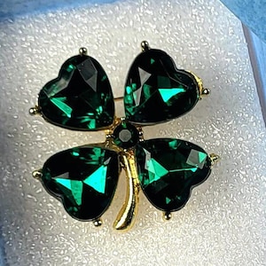 Four Leaf Clover 30mm Brooch Green Rhinestone Irish Shamrock St. Patrick&#39;s Day &quot;Lucky Leaf&quot; Lapel Pin Fashion Style Décor Jewelry Gift