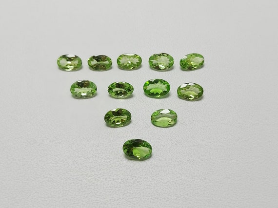 NATURAL OVAL-CUT GREEN PERIDOT FLAWLESS LOOSE GEMSTONES 3 pieces 6 x 4 mm LOT NATURAL OVAL-CUT GREEN PERIDOT FLAWLESS LOOSE GEMSTONES 3 pieces 6 x 4 mm LOT