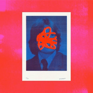 Op de afbeelding: Een blauwe en witte foto van een persoon met een rood gekrabbel dat het gezicht bedekt. De foto is wit ingelijst en heeft het nummer "07/25" gedrukt in de linkerbenedenhoek en het woord "jwoward" gedrukt in de rechterbenedenhoek.