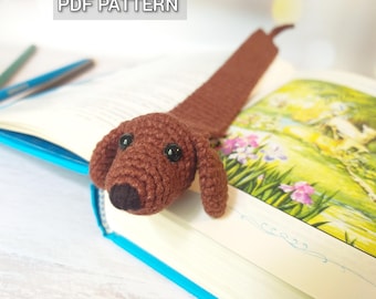 Patrón de marcapáginas de ganchillo con forma de perro, tutorial en PDF de amigurumi de perro salchicha para mamás perrunas.