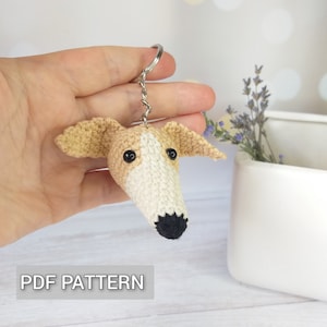 かぎ針編みのグレイハウンドのパターン、編みぐるみキーホルダー、犬好きのためのDIYプロジェクト、動物の車用ハンガーのチュートリアル