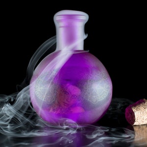 Könnte beinhalten: Eine violette Glasflasche mit einem Korkstopfen, gefüllt mit einer wirbelnden violetten Flüssigkeit. Rauch schlängelt sich um die Flasche und erzeugt eine mystische Atmosphäre.