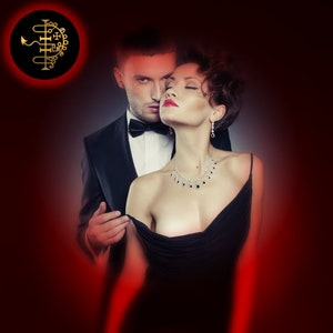 Può includere: Una coppia in un abbraccio romantico. La donna indossa un abito nero con una collana e orecchini d'argento. L'uomo indossa un abito nero con un papillon nero. Lo sfondo è rosso scuro.