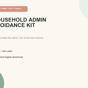 Può includere: Un documento digitale intitolato HOUSEHOLD ADMIN AVOIDANCE KIT con un'etichetta color corallo con la scritta BILLS • FORMS • CALLS • EMAILS. Il testo recita Turn avoided life admin into small next actions, con punti per A4 + US Letter e Instant digital download.