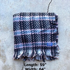 Może przedstawiać: Czarno-r&oacute;żowy pled w wzory z frędzlami na krawędziach. Długość: 59 cali, Szerokość: 64 cali.