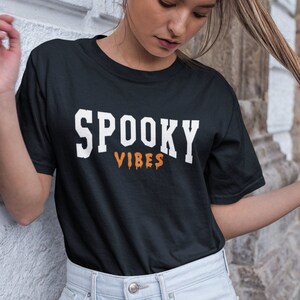 Koszula z upiornymi wibracjami, Koszulka na Halloween, Upiorna koszulka, Upiorny sezon, Retro Halloween, Jesienne wibracje, Upiorna koszulka na jesień