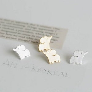 Kleine Elefanten Ohrringe, süße Elefanten Ohrringe, Gold Elefant Ohrring, Elefant Baby-Dusche, kleine Mädchen Ohrring Gold, Charity Elefant Ohrring