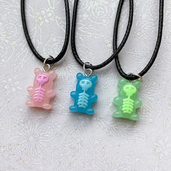 Collier à breloques ours en gélatine squelette | collier ours en gélatine | collier kawaii | collier d'horreur | Bijoux d'Halloween