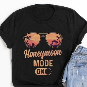 Honeymoon Mode Op - Honey Moon Shirt, Verlovingsgeschenken, Honey Moonin 'Shirt, Cadeau voor huwelijksreis, Huwelijksreis geschenken, Pasgetrouwde shirts