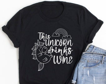 Wine Lovers Camisas - Este unicornio bebe vino - Unicorn Party Shirt - Girls Night Out - Wine Party - Vino Tee - Unisex Graphic Tee