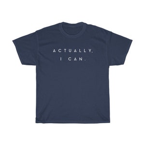 Op de afbeelding: Marineblauwe t-shirt met de witte tekst "ACTUALLY, I CAN." in het midden op de borst. Het shirt heeft korte mouwen en een ronde hals. De stof lijkt zacht en comfortabel.