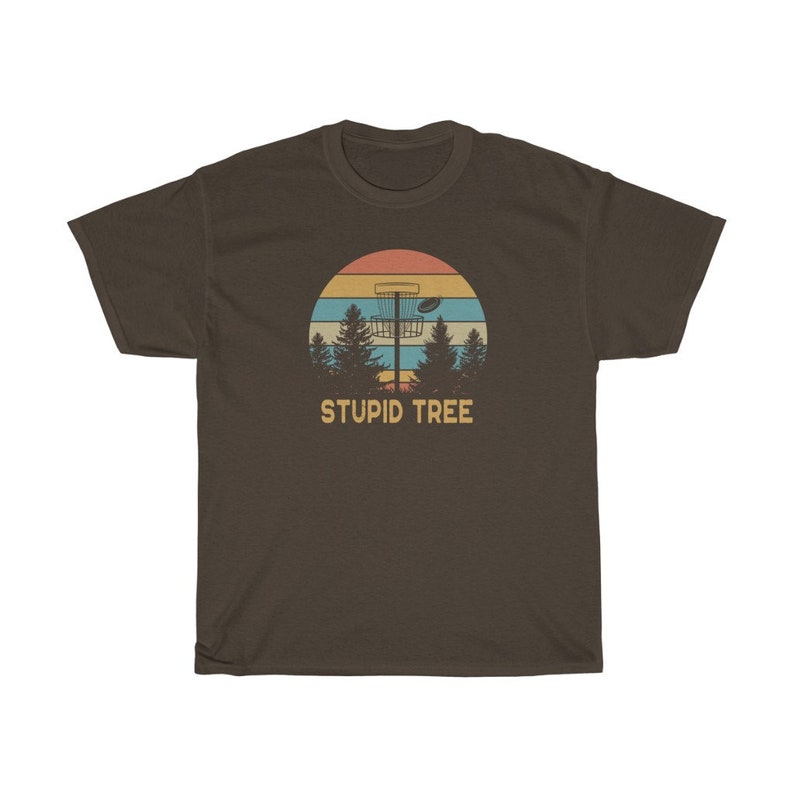 Pode incluir: Camiseta marrom com um design retr&ocirc; de disc golf. O gr&aacute;fico mostra uma cesta de disc golf, um disco e &aacute;rvores contra um p&ocirc;r do sol. O texto "STUPID TREE" est&aacute; abaixo. Para os entusiastas do disc golf.