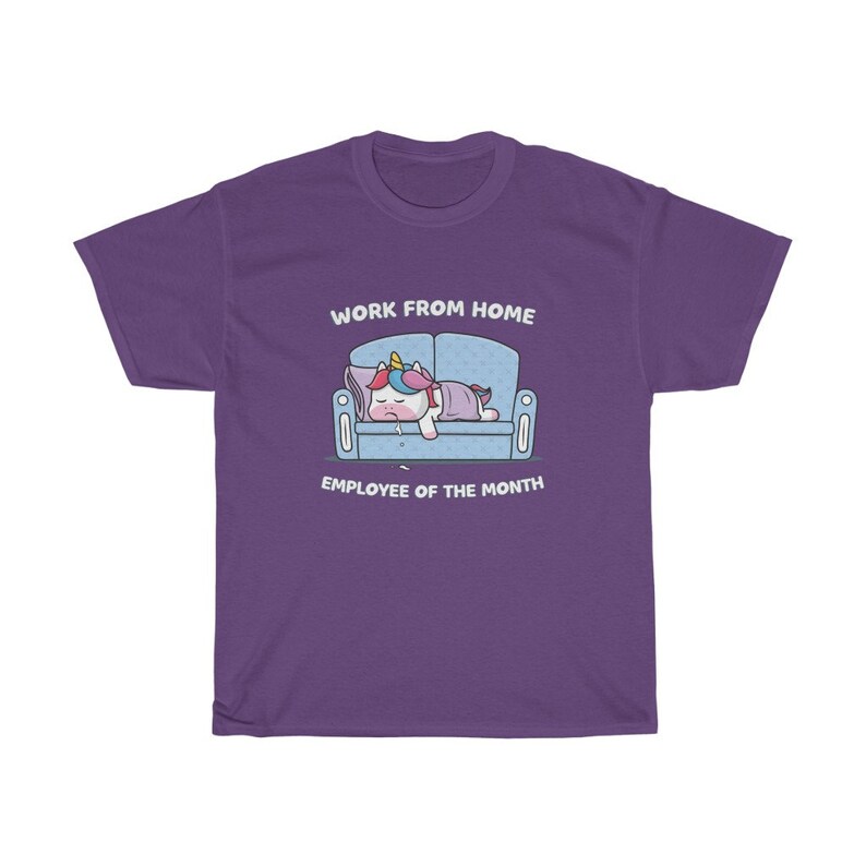 K&ouml;nnte beinhalten: Lilafarbenes T-Shirt mit einer Grafik eines schlafenden Einhorns auf einem blauen Sofa. Der Text "WORK FROM HOME" steht &uuml;ber dem Sofa und "EMPLOYEE OF THE MONTH" darunter.