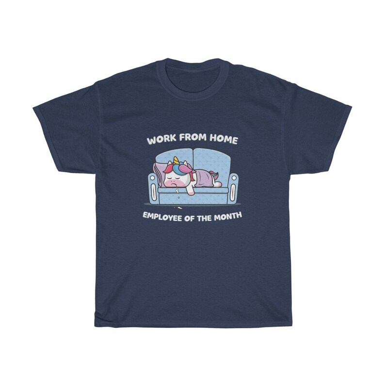 K&ouml;nnte beinhalten: Marineblaues T-Shirt mit einem Cartoon-Einhorn, das auf einem blauen Sofa schl&auml;ft. Das Einhorn hat eine bunte M&auml;hne und ist mit einer lila Decke bedeckt. Der Text "WORK FROM HOME EMPLOYEE OF THE MONTH" steht dar&uuml;ber und darunter.