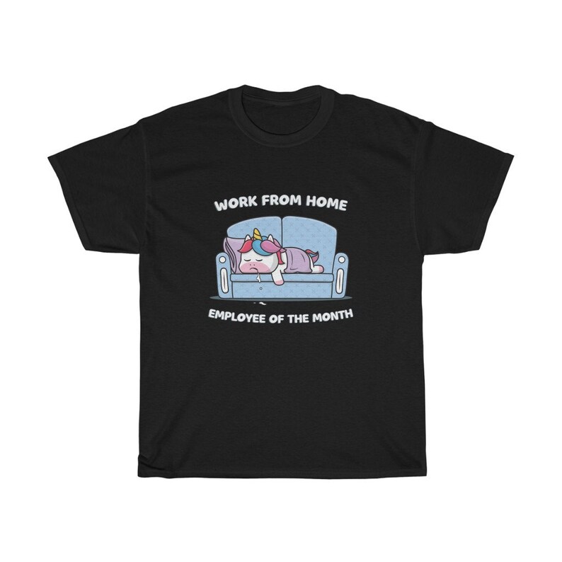 K&ouml;nnte beinhalten: Schwarzes T-Shirt mit einem Cartoon-Einhorn, das auf einem blauen Sofa schl&auml;ft. Der Text "WORK FROM HOME" steht &uuml;ber dem Sofa und "EMPLOYEE OF THE MONTH" darunter. Das Einhorn hat eine bunte M&auml;hne und ist mit einer lila Decke bedeckt.