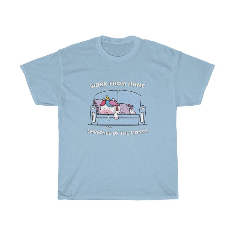 K&ouml;nnte beinhalten: Hellblaues T-Shirt mit einem Cartoon-Einhorn, das auf einem Sofa schl&auml;ft. Der Text "WORK FROM HOME" steht &uuml;ber dem Sofa und "EMPLOYEE OF THE MONTH" darunter. Das Einhorn hat eine bunte M&auml;hne und ist mit einer lila Decke bedeckt.