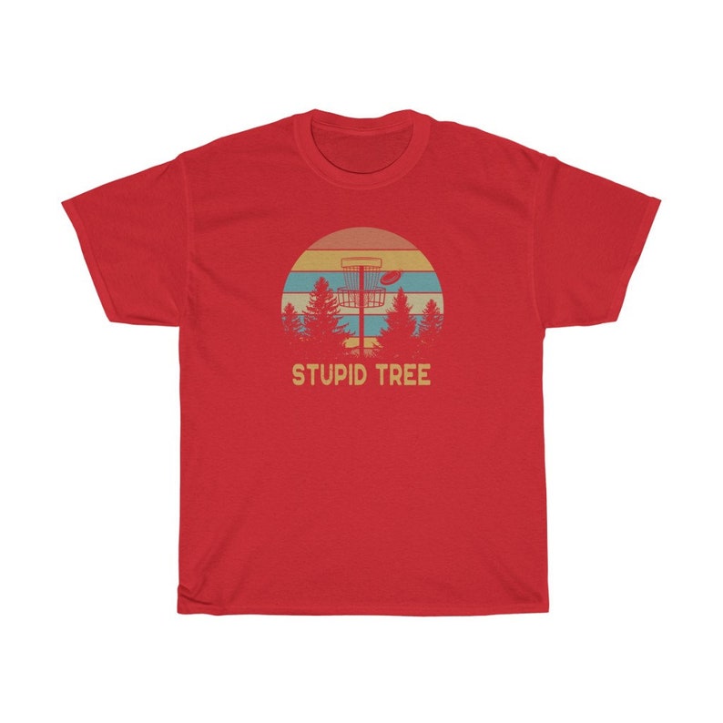 Pode incluir: T-shirt vermelho com um design retro de disc golf. O gr&aacute;fico inclui um cesto de disc golf, um disco e &aacute;rvores contra um p&ocirc;r do sol. O texto "STUPID TREE" est&aacute; abaixo.