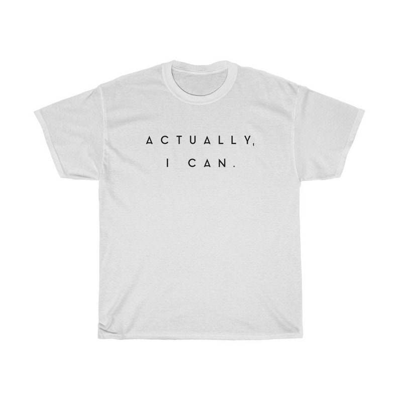 Op de afbeelding: Een wit t-shirt met de zwarte tekst "ACTUALLY, I CAN.". Het t-shirt heeft korte mouwen en een ronde hals. De tekst is gecentreerd op de voorkant van het t-shirt.
