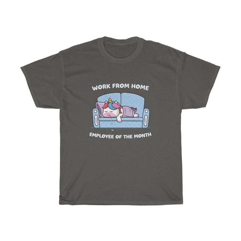 K&ouml;nnte beinhalten: Dunkelgraues T-Shirt mit einem Cartoon-Einhorn, das auf einem blauen Sofa schl&auml;ft. Der Text "WORK FROM HOME" und "EMPLOYEE OF THE MONTH" befinden sich &uuml;ber und unter der Illustration. Das Einhorn hat eine bunte M&auml;hne und ist mit einer lila Decke bedeckt.