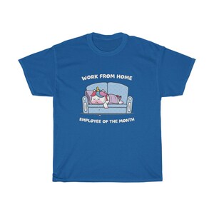 K&ouml;nnte beinhalten: K&ouml;nigsblaues T-Shirt mit einem Cartoon-Einhorn, das auf einem Sofa schl&auml;ft. Der Text "WORK FROM HOME" und "EMPLOYEE OF THE MONTH" sind &uuml;ber und unter der Einhorn-Illustration aufgedruckt. Das Shirt besteht aus einem weichen, bequemen Material.