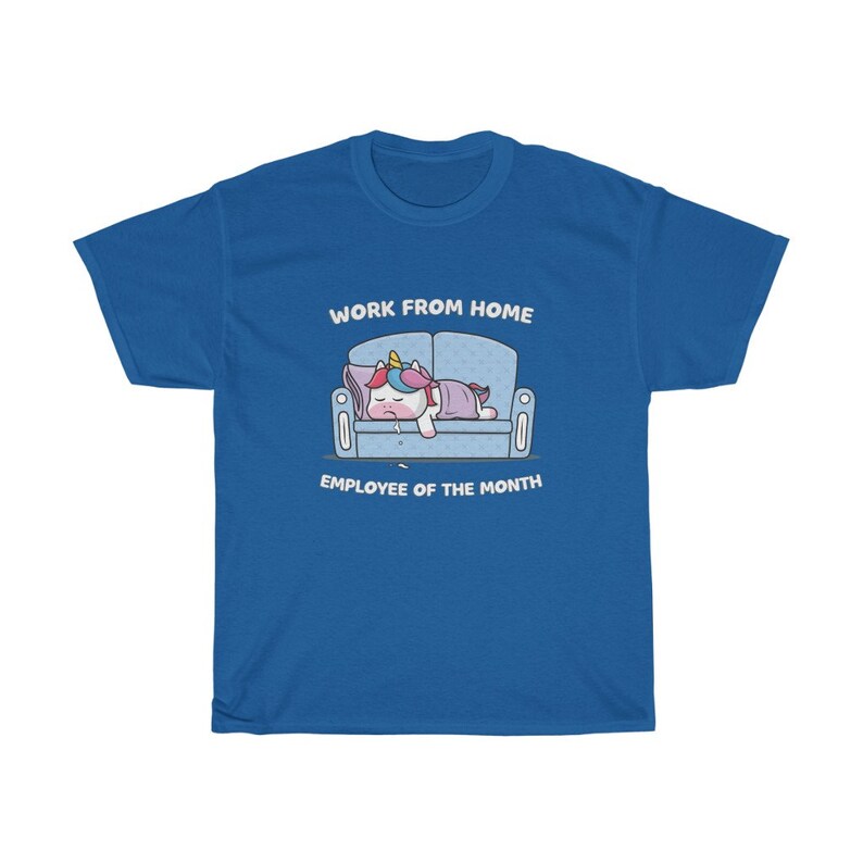 K&ouml;nnte beinhalten: K&ouml;nigsblaues T-Shirt mit einem Cartoon-Einhorn, das auf einem Sofa schl&auml;ft. Der Text "WORK FROM HOME" und "EMPLOYEE OF THE MONTH" sind &uuml;ber und unter der Einhorn-Illustration aufgedruckt. Das Shirt besteht aus einem weichen, bequemen Material.