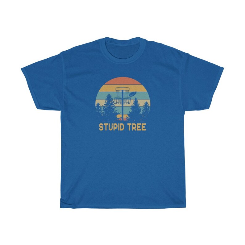 Pode incluir: Camiseta azul com um design retr&ocirc; de disc golf. O gr&aacute;fico inclui uma cesta de disc golf, &aacute;rvores e um p&ocirc;r do sol. O texto "STUPID TREE" &eacute; impresso abaixo. Uma camiseta casual para jogadores de disc golf.