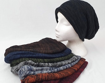 様々な色のミックス糸を使用した質感のあるスラウチビーニーハット