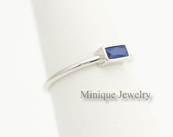 Fine bague minimaliste en argent sterling, saphir bleu. Pierre de naissance de septembre. Délicat, superposition, pouce. Cadeau pour maman, soeur, amie, vous !