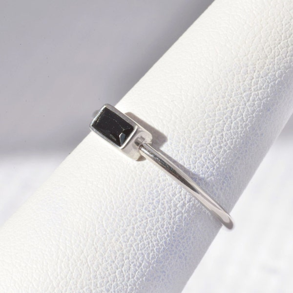 Minimalistischer Sterling Silber Ring mit schwarzem Onyx Edelstein. 925 Massiv. Zierlich, Stapelbar, Däumling. Weihnachtsgeschenk für Mama, Schwester, Freundin, dich! #543