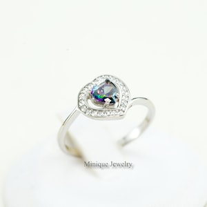 Anillo de corazón de alejandrita para mujer, delicado anillo minimalista en forma de corazón con CZ y alejandrita, regalo para mamá, regalarla. Plata esterlina.