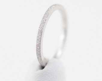 Anello minimalista in argento sterling. Anello sottile, delicato e impilabile. Fede nuziale scintillante polvere di stelle da 1,5 mm. Pollice, punta, nocca, indice, anello. #919