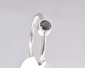 Peut inclure: Une bague en argent avec une pierre précieuse noire sertie dans une monture à sertir.
