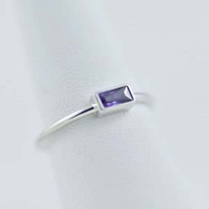 Minimalistischer Sterling Silber Ring Amethyst (Lila) Edelstein. 925 Massiv. Zierlich, Stapelbar, Däumling. Muttertagsgeschenk für Mama, Schwester, Freundin! #550