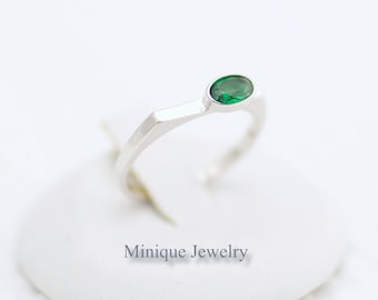 May Birthstone Ring, Oval Shaped Emerald Green Gem, Sterling Silver Emerald Ring, Geometric shape Ring, Dainty Minimalist Green Ring. # 445