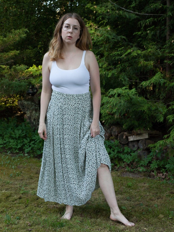 white flowy skirt vintage