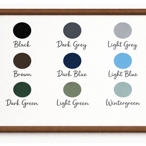 Puede incluir: Una carta de colores enmarcada con nueve muestras circulares dispuestas en tres filas y tres columnas. Los colores est&aacute;n etiquetados como Black, Dark Grey, Light Grey, Brown, Dark Blue, Light Blue, Dark Green, Light Green y Wintergreen en letra cursiva negra.