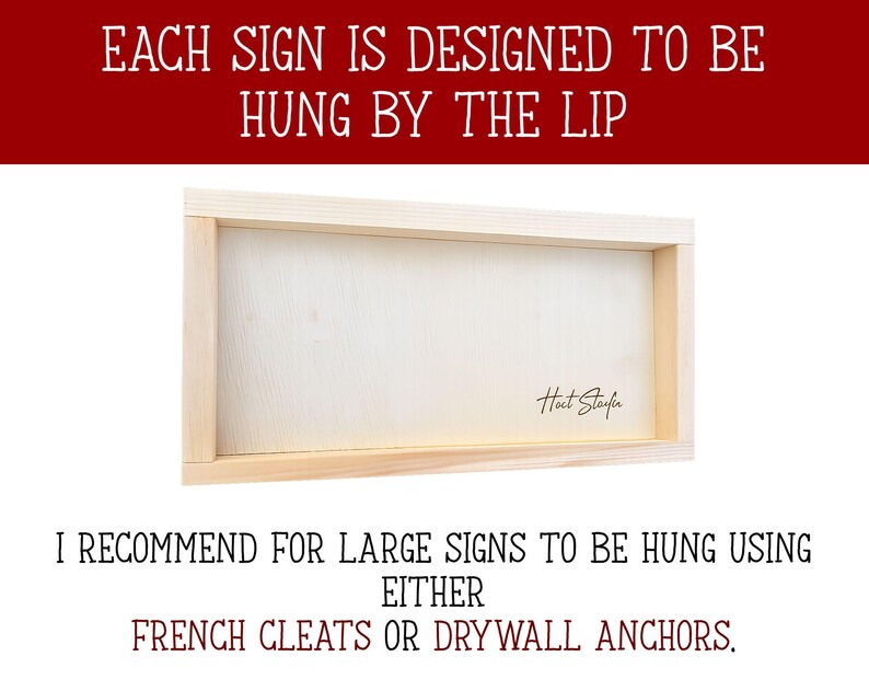 Puede incluir: Un letrero rectangular de madera de color claro con un panel central empotrado y una firma en la esquina inferior derecha. El texto en la parte superior dice: EACH SIGN IS DESIGNED TO BE HUNG BY THE LIP. El texto en la parte inferior dice: I RECOMMEND FOR LARGE SIGNS TO BE HUNG USING EITHER FRENCH CLEATS OR DRYWALL ANCHORS.