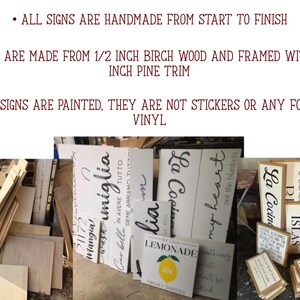 Puede incluir: Una colecci&oacute;n de letreros de madera hechos a mano con texto y gr&aacute;ficos pintados. Los letreros est&aacute;n hechos de madera de abedul de 1,27 cm con un borde de pino de 1,91 cm. El texto incluye frases como Mangia, La Cucina y Lemonade con un lim&oacute;n.