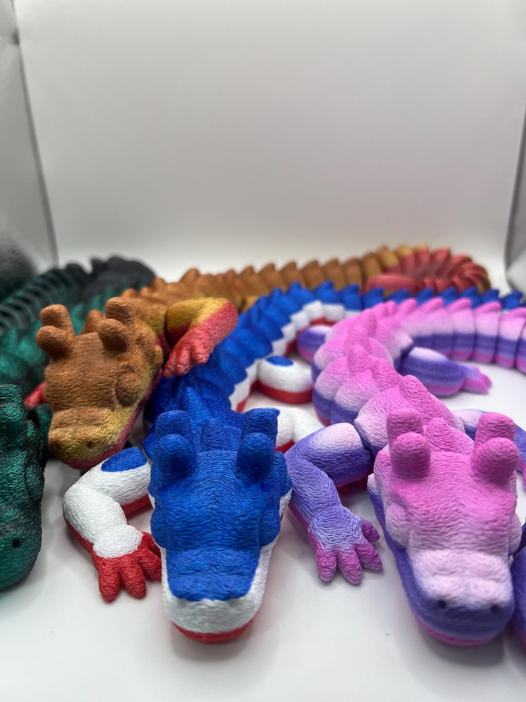 Juguete antiestrés articulado de dragón peludo Zou España