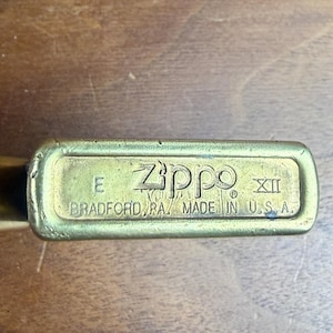 Äkta Zippo vindtät tändare med utsmyckad blommig graverad western i mässing bild 3